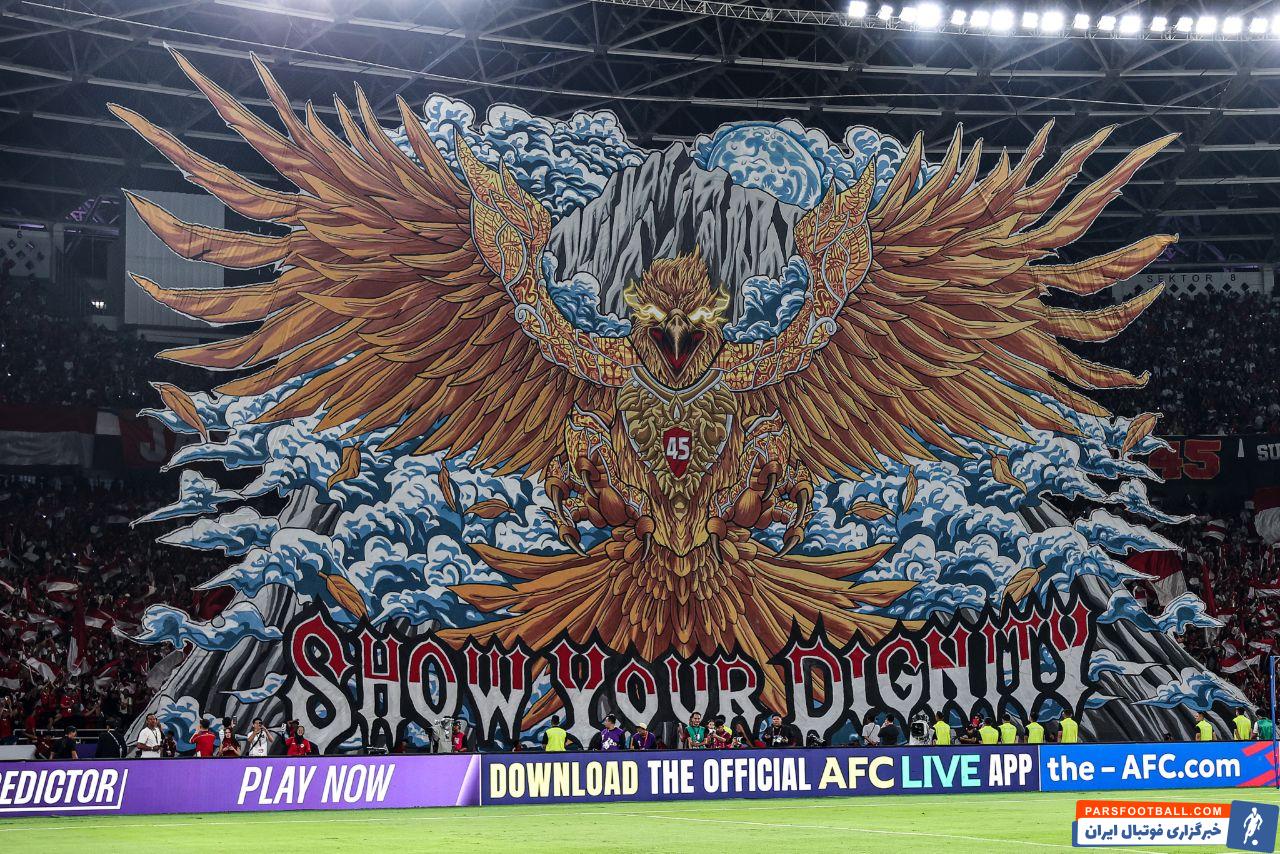 بنر هواداران تیم ملی اندونزی با نوشته «شایستگیتان را نشان دهید» در دیدار با بحرین