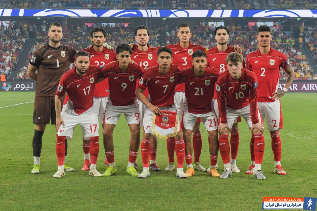 بنر هواداران تیم ملی اندونزی با نوشته «شایستگیتان را نشان دهید» در دیدار با بحرین