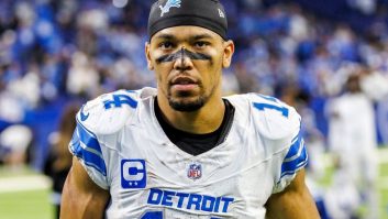 حضور موسیالا در هتل تیم آلمان با پیراهن تیم فوتبال آمریکایی، دیترویت لاینز