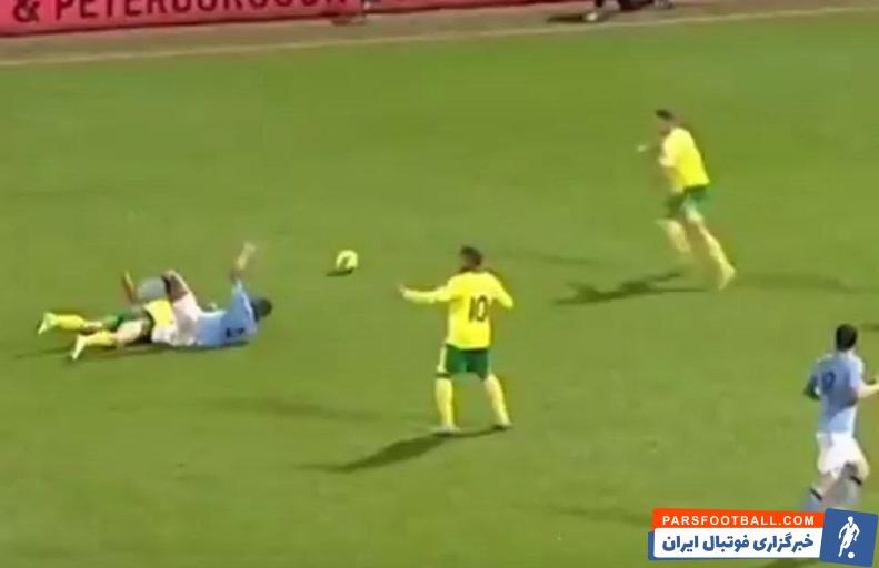 تکل کمپانی در زمان حضورش در منچسترسیتی روی پای هری کین بازیکن نوریچ