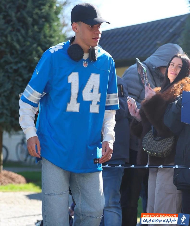 حضور موسیالا در هتل تیم آلمان با پیراهن تیم فوتبال آمریکایی، دیترویت لاینز