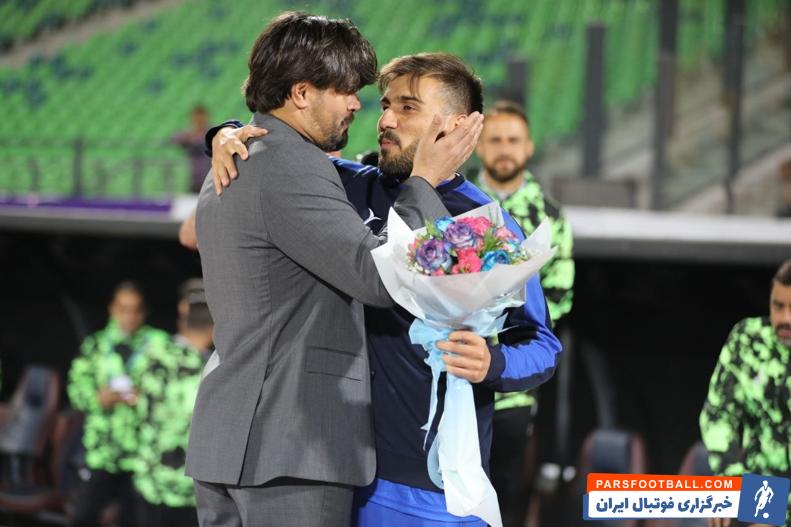 خوش و بش مهران احمدی بازیکن استقلال با سعید دقیقی سرمربی خیبر