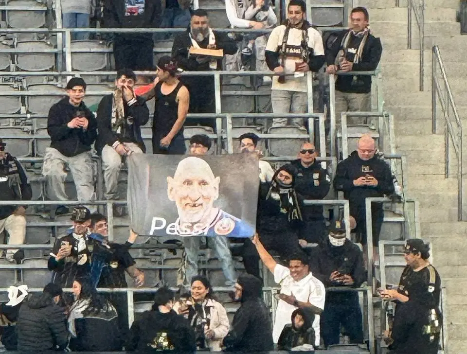 بنر توهین‌آمیز هواداران علیه مسی (عکس) 