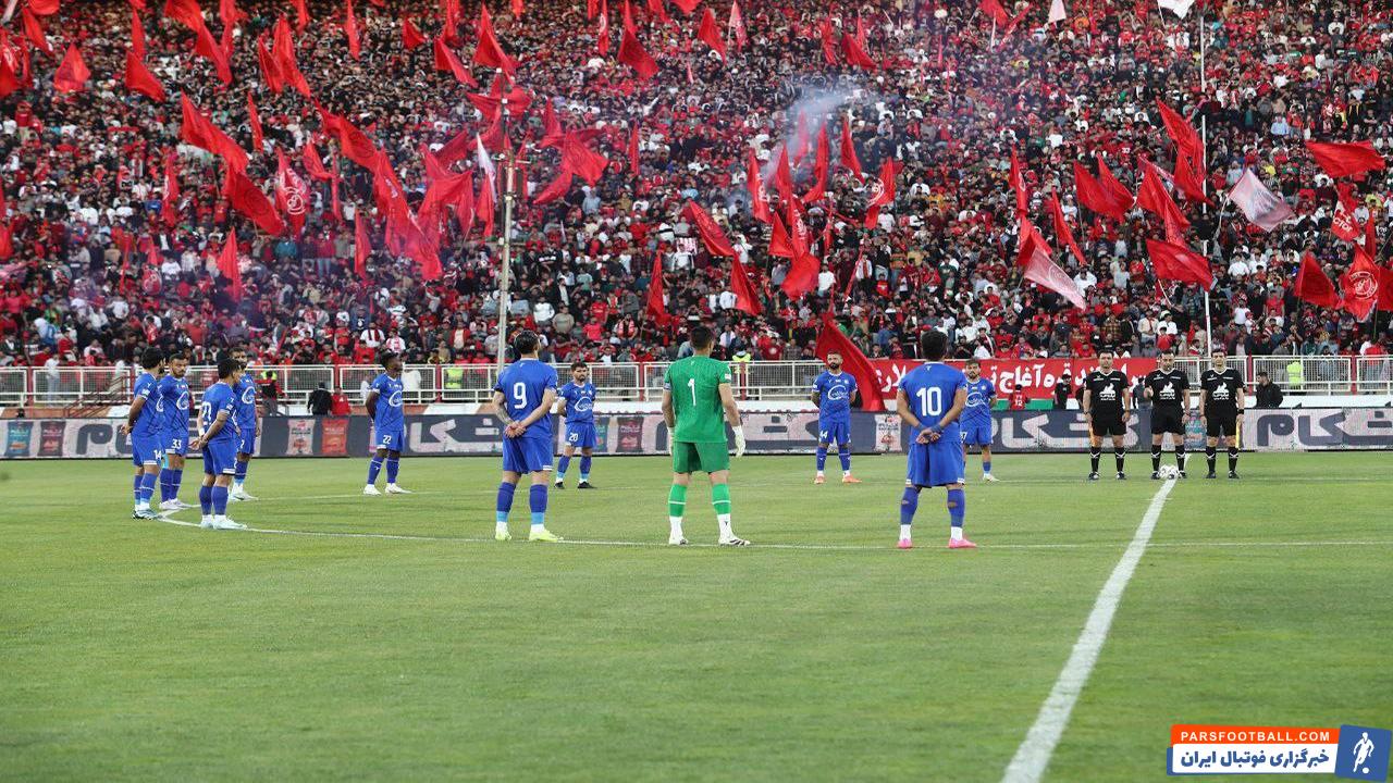 توقف بازی به دلیل نورافشانی هواداران تراکتور