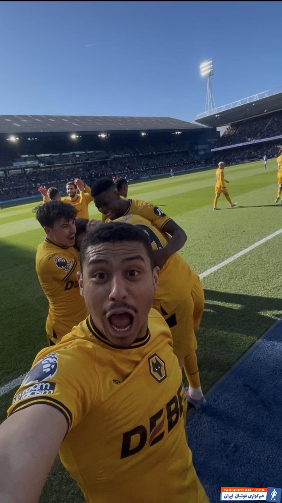 عکس| سلفی عجیب وسط زمین فوتبال!