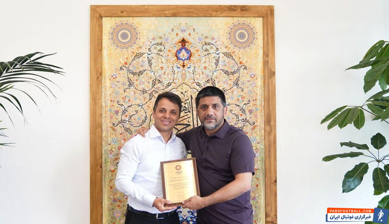 عکس | اهدای لوح بهترین مربی سال ۲۰۲۴ آسیا به مربی ایرانی