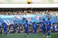 کلیپ خشم شدید هواداران استقلال با شعار علیه بازیکنان این تیم پس از بازی با هوادار