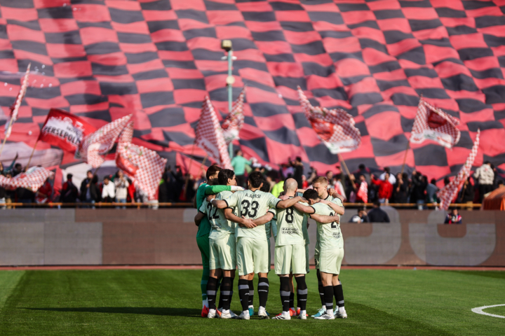 بررسی احتمالات سقوط و قهرمانی لیگ برتر فوتبال در روز شاخ و شانه کشیدن در والیبال