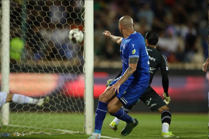 171812560 تساوی جنجالی در آزادی؛ تیر، VAR و بدشانسی استقلال را باز هم متوقف کرد