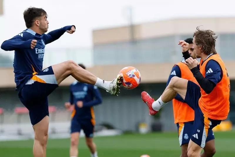 تصویری از لوکا مودریچ و رائول آسنسیو در تمرین رئال مادرید با اختلاف سنی 17 ساله