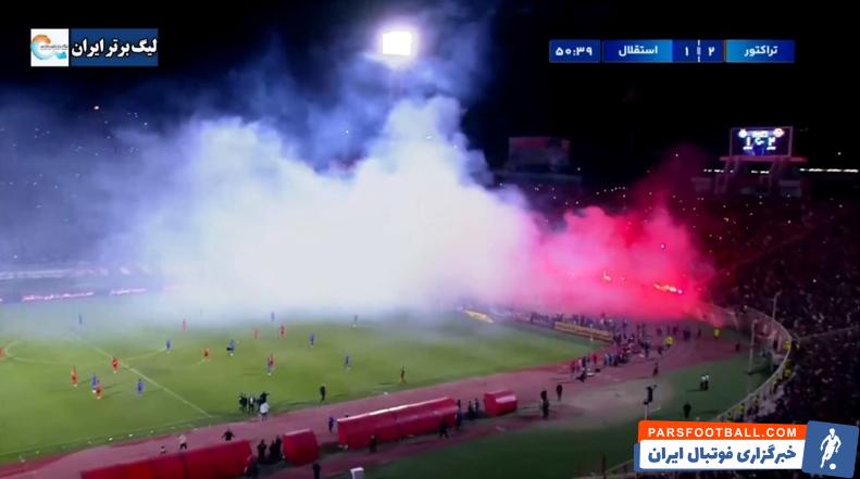 هواداران تراکتور در دیدار با استقلال به آتش بازی پرداختند