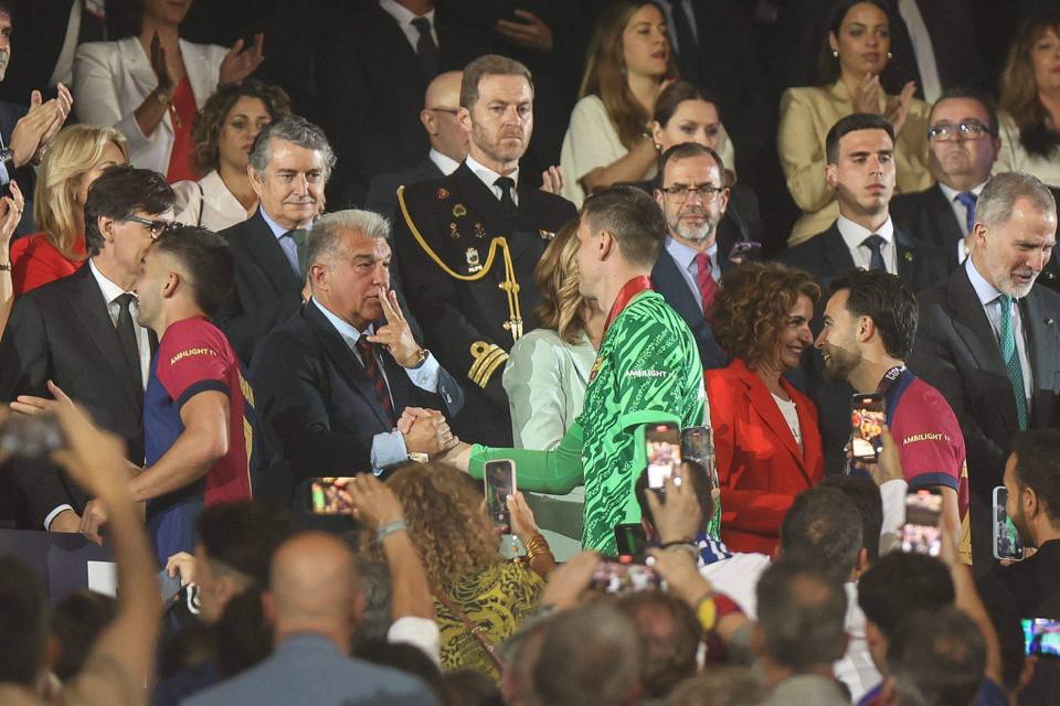 شوخی بامزه خوان لاپورتا با شزنی در جشن قهرمانی بارسلونا: سیگارت کو پس؟