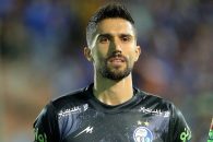 خود زنی سید حسین حسینی گلر استقلال در دیدار برابر پیکان به خاطر عملکرد بد مدافعانش