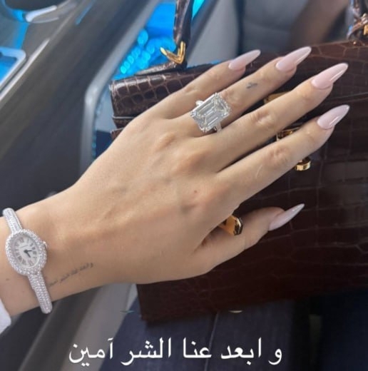 پست جنجالی جورجینا رودریگز با حلقه ازدواج و عبارت عربی پست جنجالی جورجینا رودریگز با حلقه ازدواج و عبارت عربی