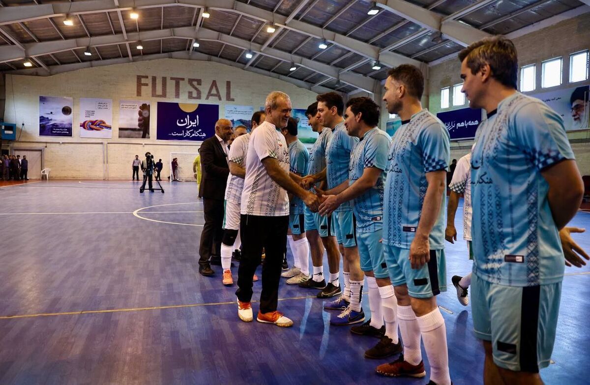 پزشکیان شماره ۱۴ را پوشید و به زمین رفت!