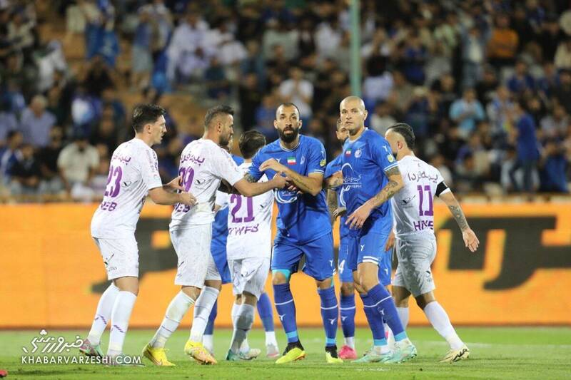 خجالت‌آور است یک بازیکن ۴۰ کیلویی بعد از ۸۰ متر به استقلال گل می‌زند/ عده‌ای با شوآف دنبال توجیه عملکردشان هستند/ سکوهای خالی آزادی حالم را بد کرد!