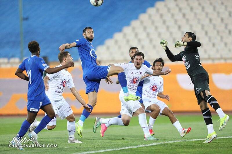 خجالت‌آور است یک بازیکن ۴۰ کیلویی بعد از ۸۰ متر به استقلال گل می‌زند/ عده‌ای با شوآف دنبال توجیه عملکردشان هستند/ سکوهای خالی آزادی حالم را بد کرد!