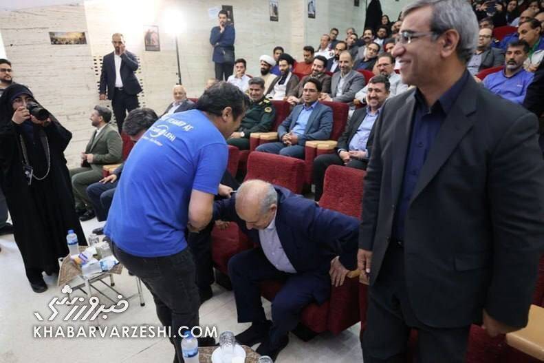 چه کسی مهدی تاج و خداداد عزیزی را آشتی داد/ بوسه عزیزی به گونه آقای رییس + عکس