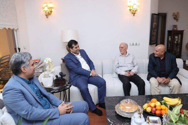 وزیر ورزش در منزل پیشکسوت پرسپولیس