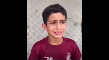 روایت کودک فلسطینی از لحظه بمباران منطقه مسکونی در غزه توسط رژیم صهیونیستی