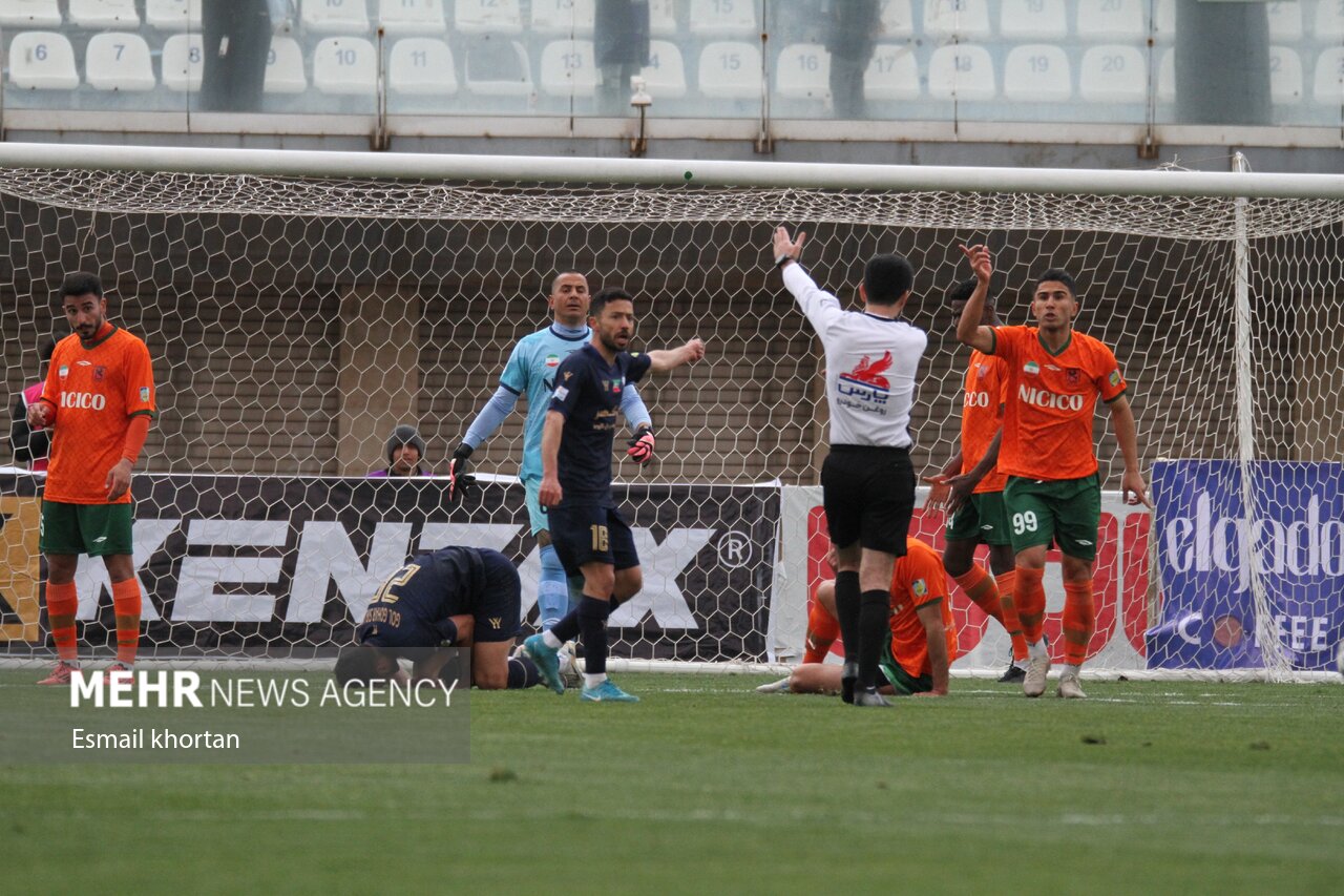 آتش‌بازی نارنجی در بازی منطقه سقوط؛ مس فرار کرد هوادار در قعر مطلق