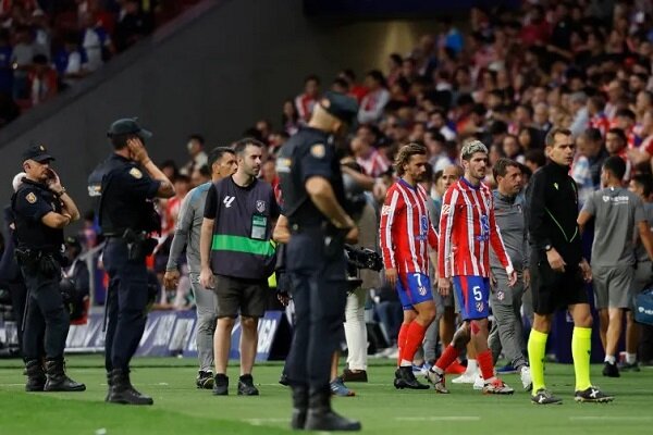 از کسر امتیاز تا بازداشت هوادار؛ اروپا چگونه با توهین برخورد می‌کند؟