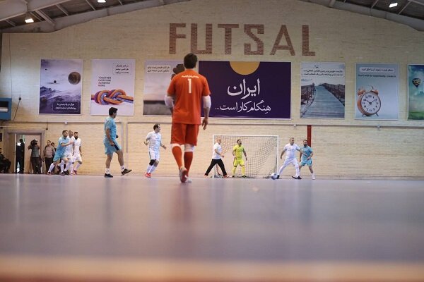 5475491 تصاویری از پا به توپ شدن رئیس جمهور