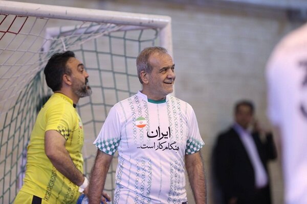 5475492 تصاویری از پا به توپ شدن رئیس جمهور