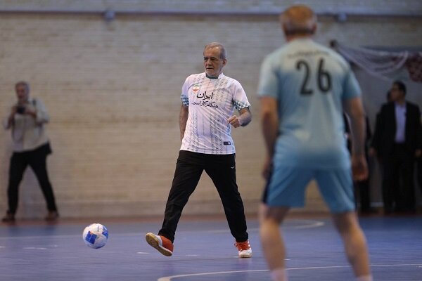 5475494 تصاویری از پا به توپ شدن رئیس جمهور