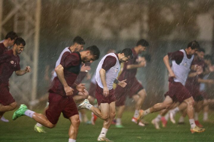 5478957-1 عکس از تمرین پرسپولیس در هوای بارانی