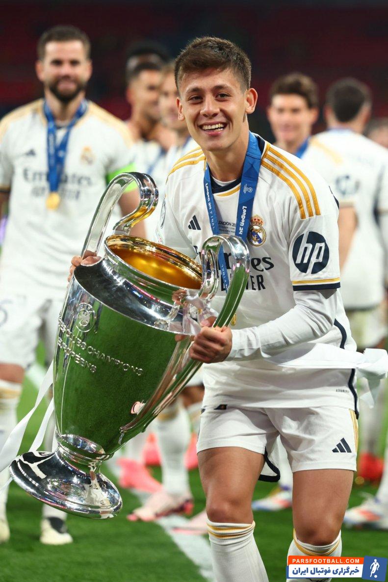 بیوگرافی آردا گولر