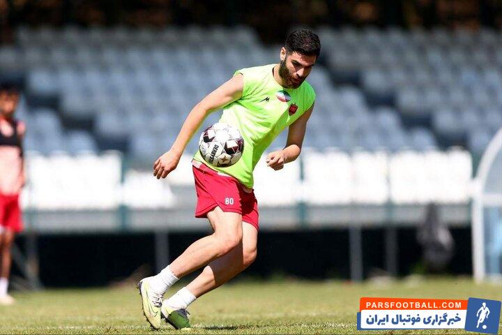 یاسین سلمانی ستاره پرسپولیس در تمرین تیم والیبال هنرمندان حضور پیدا کرد