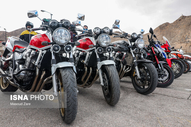 پیست موتورسورای یزد؛ قلب تپنده هیجان/ خانواده ها در خط اول تشویق