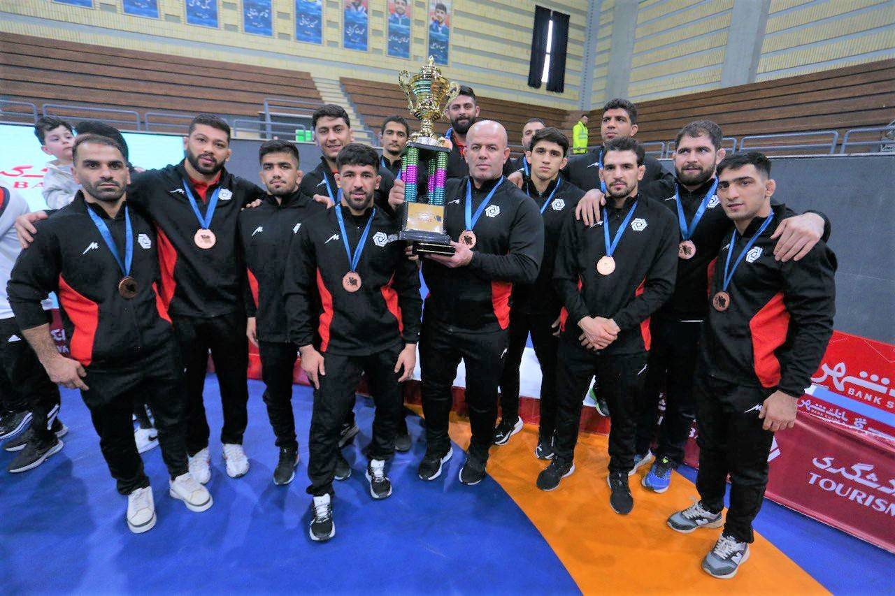 ادامه اعتراض کشتی‌گیران تیم بانک گردشگری به حامی مالی/ انتقاد حسینی، رکابی و جان‌محمدزاده از مسئولان تیم