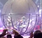 کلیپ اجرای شش موتور سوار در گوی فلزی چرخان