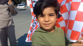 کودک هوادار پرسپولیس : به بازیکنان پرسپولیس خسته نباشید می گویم