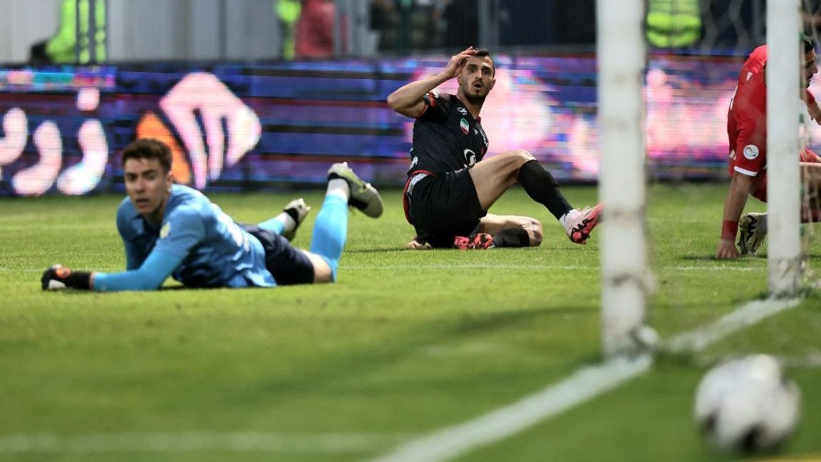 alipourpoli12-4-2025 علی علیپور شوتی خطرناک را زد که از کنار دروازه لوان پول دروازه بان نساجی به بیرون رفت