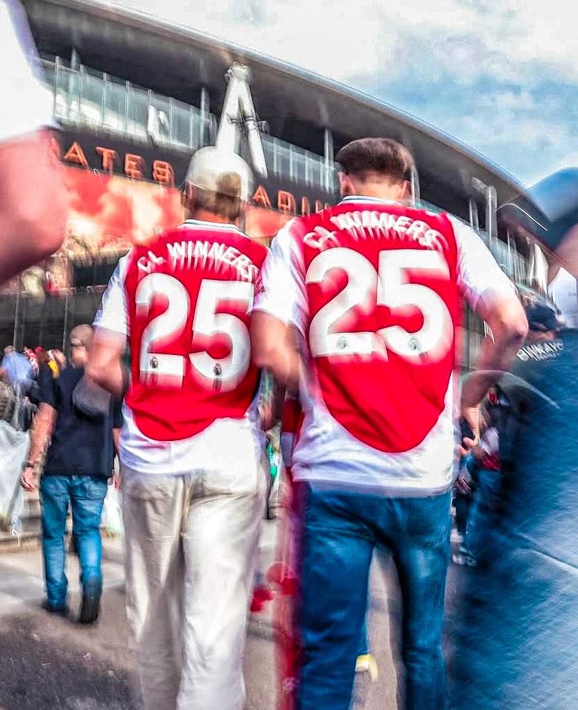 cl_winners-2025-04-12 هواداران آرسنال قبل از بازی خانگی در ورزشگاه امارات