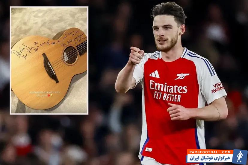 اد شیرن خوانندهی 34 سالهی انگلیسی یک گیتار به دکلان رایس هدیه داد