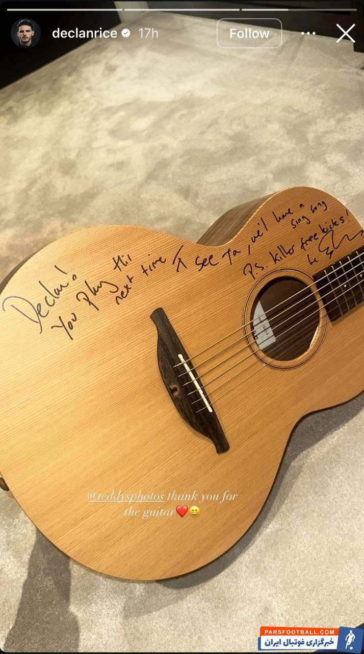 اد شیرن خواننده‌ی 34 ساله‌ی انگلیسی یک گیتار به دکلان رایس هدیه داد 