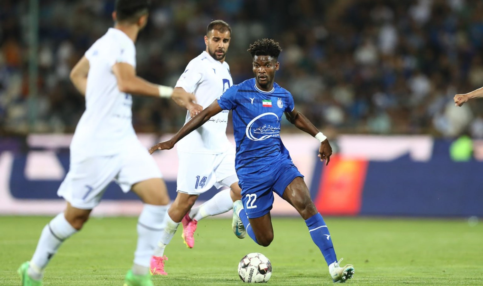 دیدیه اندونگ هافبک استقلال در بازی با پیکان در جام حذفی