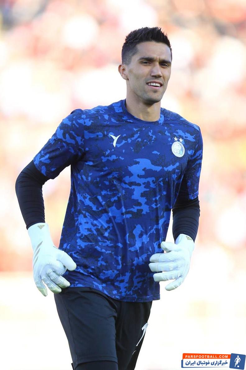 حسین حسینی کاپیتان استقلال با چهره جدید مقابل تراکتور حضور پیدا کرد