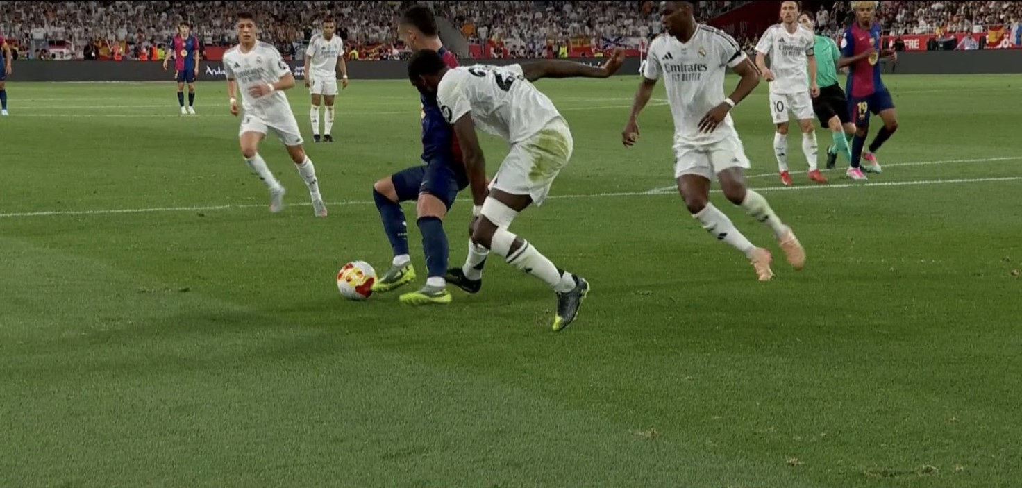 صحنه مشکوک در محوطه جریمه رئال مادرید در ال کلاسیکو که داور پنالتی نگرفت