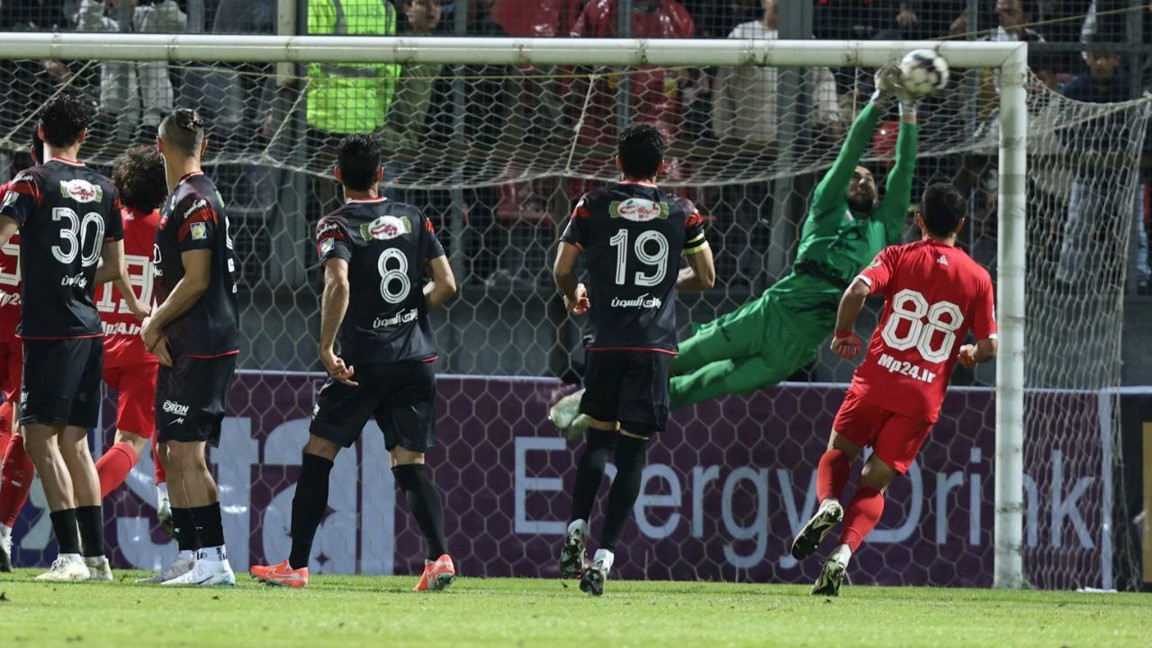 guenduz12-4-2025 آلکسی گندوز با شیرجه ای عالی شوت خطرناک مهدی مهدی پور از ضربه ایستگاهی را مهار کرد