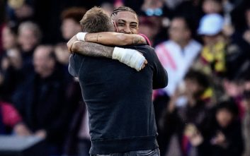 رافینیا ستاره بارسلونا در آغوش فلیک پس از پایان دیدار با سلتاویگو