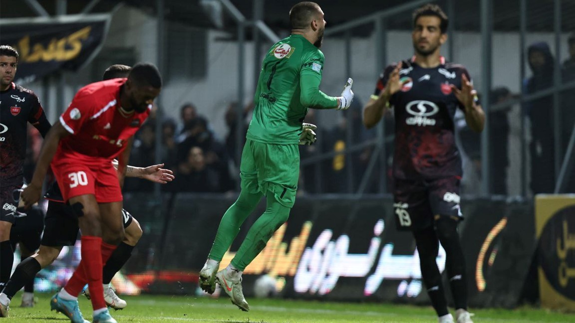 kevinyamga12-4-2025 افسوس کوین یامگا بازیکن نساجی بعد از از دست دادن پنالتی و شادی الکسی گندوز پس از پنالتی