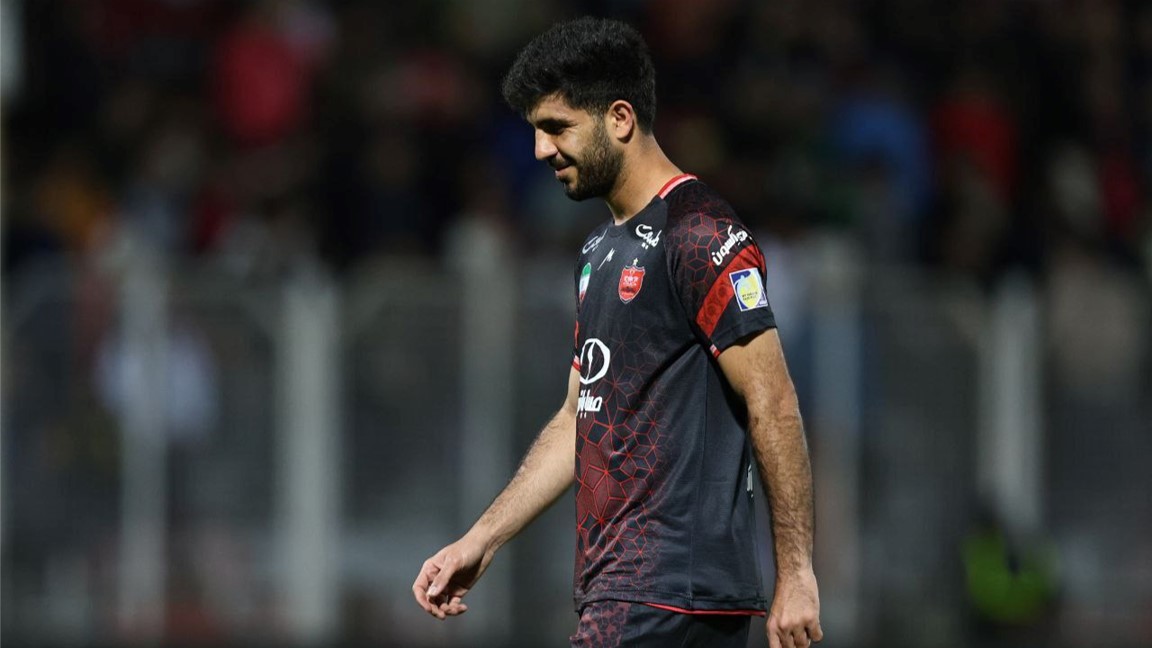 محمد خدابنده لو پس از دریافت کارت قرمز در پیراهن پرسپولیس برابر نساجی