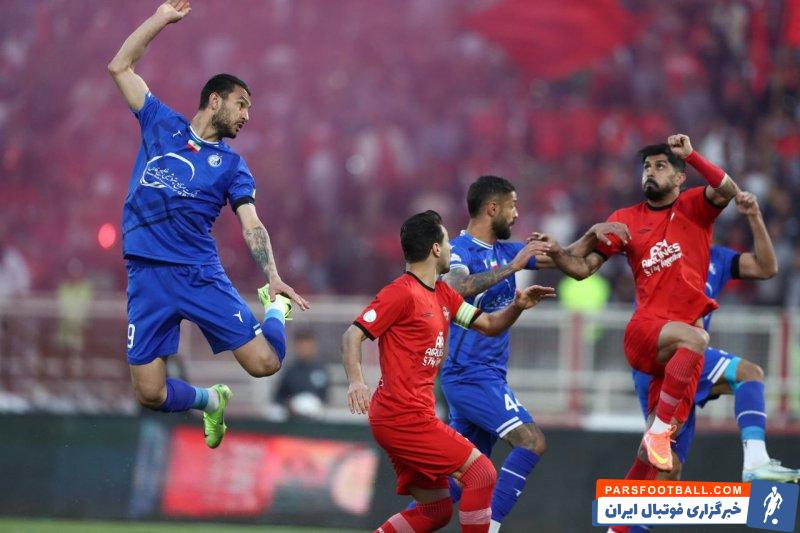 هواداران تراکتور در دیدار با استقلال به آتش بازی پرداختند