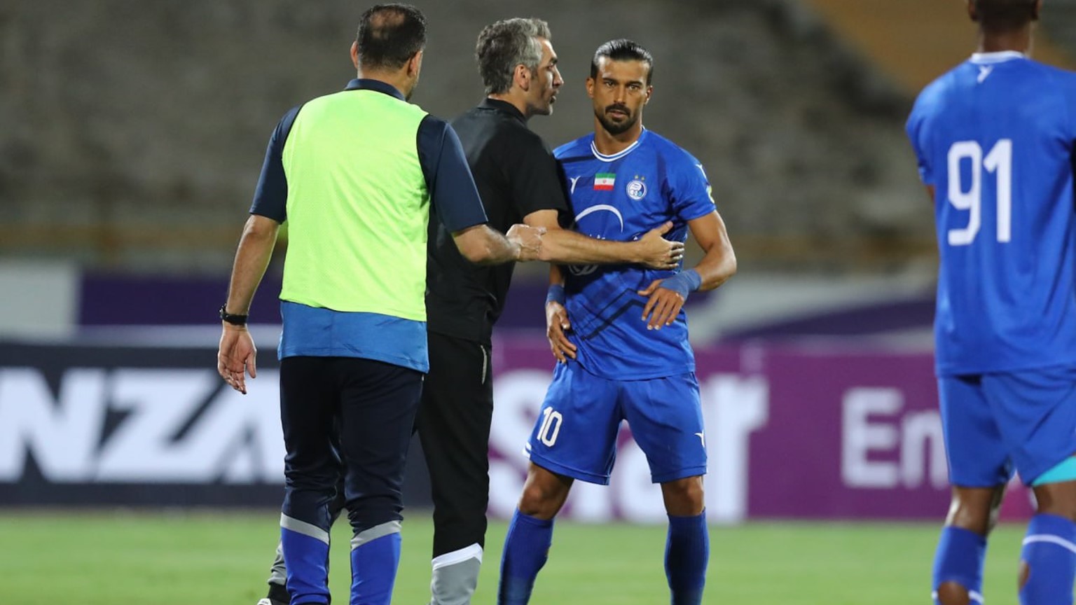 مجتبی جباری در آغوش رامین رضاییان و در کنار هادی شکوری در بازی استقلال و پیکان