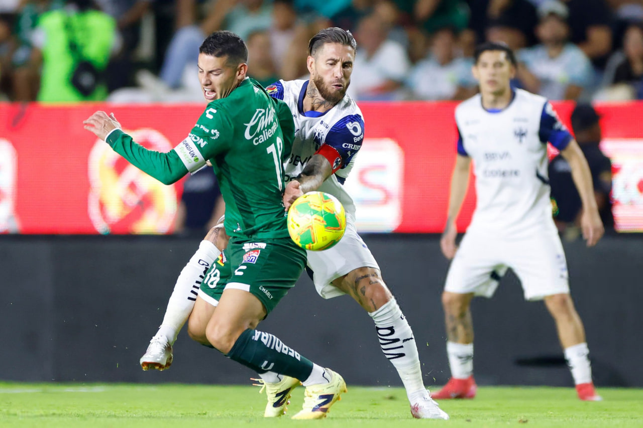 photo_2025-04-21_13-29-42 سرخیو راموس مدافع اسپانیایی و هامس رودریگز هافبک کلمبیایی در زمین - مونتری - لئون